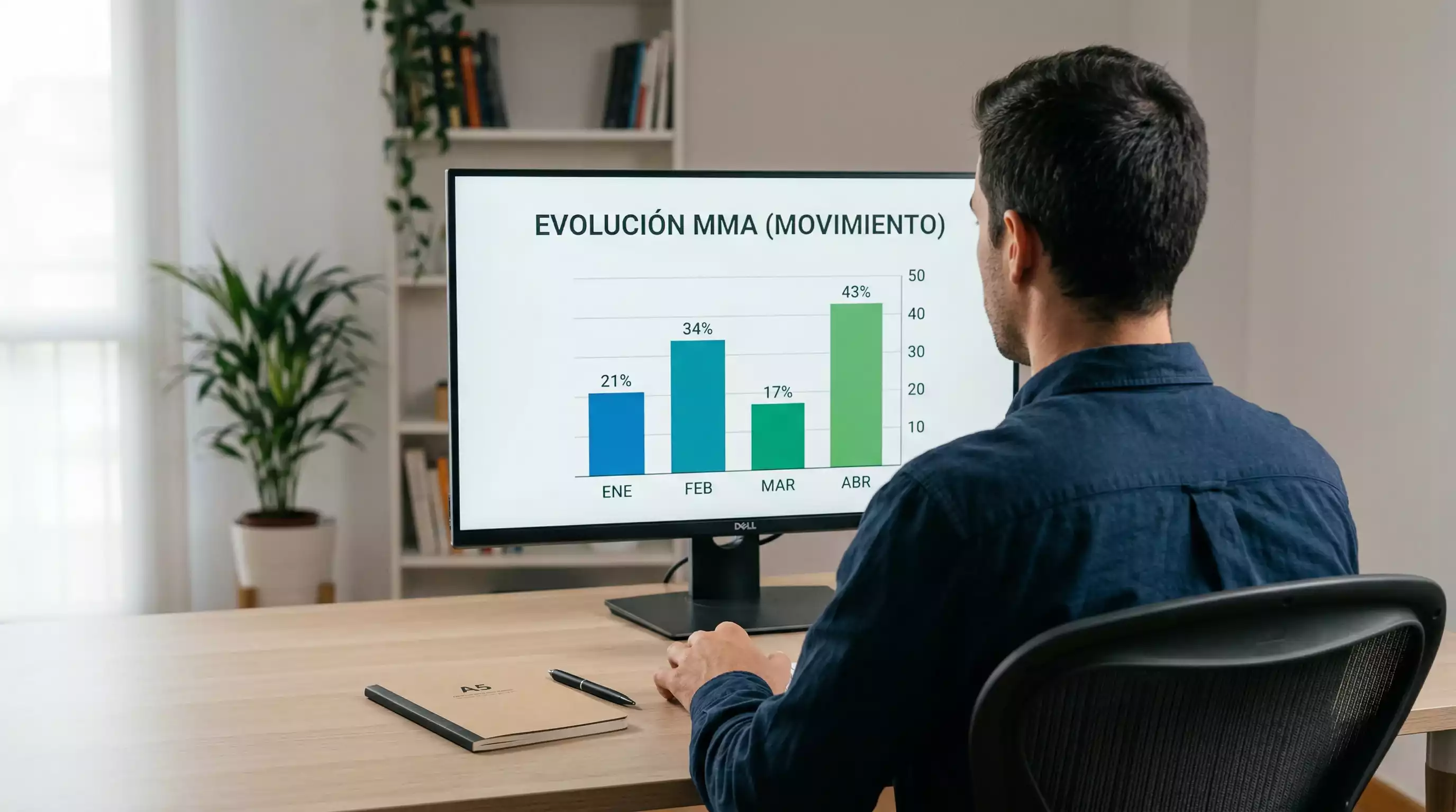 Analista revisando estadísticas de combate MMA con datos de golpeo y agarre